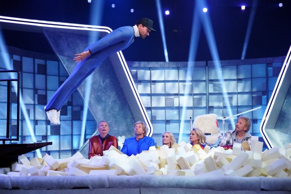 Sven Hannawald demonstriert (v.l.) Günther Jauch, Henning Baum, Janin Ullmann, Barbara Schöneberger und Moderator Thomas Gottschalk vor dem Spiel &quot;Skispringen&quot; die perfekte Körperhaltung.

D ...