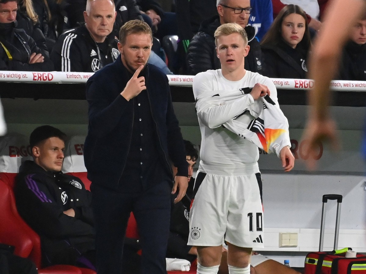 Bundestrainer Julian NAGELSMANN GER mit Jonathan BURKHARDT GER vor Einwechslung. Fussball UEFA Nations League Deutschland GER - Niederlande NED 1-0 am 14.10.2024 in der A L L I A N Z A R E N A Muenche ...