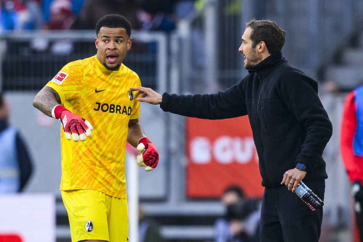 11.01.2025, Baden-Württemberg, Freiburg im Breisgau: Fußball: Bundesliga, SC Freiburg - Holstein Kiel, 16. Spieltag, Europa-Park Stadion. Freiburgs Trainer Julian Schuster (r) spricht mit Freiburgs To ...