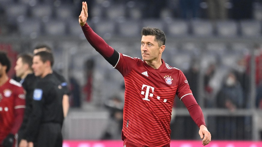 ARCHIVFOTO: Spanische Medien berichten:Robert Lewandowski will zum FC Barcelona. Robert LEWANDOWSKI (Bayern Muenchen), Gestik,winkt,winken,Abschied, Aktion,Einzelbild,angeschnittenes Einzelmotiv,Halbf ...