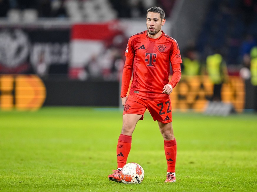 Raphael Guerreiro FC Bayern Muenchen in Aktion, am Ball, Einzelaktion w�hrend des Freundschaftsspiels zwischen RB Salzburg und FC Bayern M�nchen in der Red Bull Arena am 6. Januar 2025 in Salzburg, �s ...