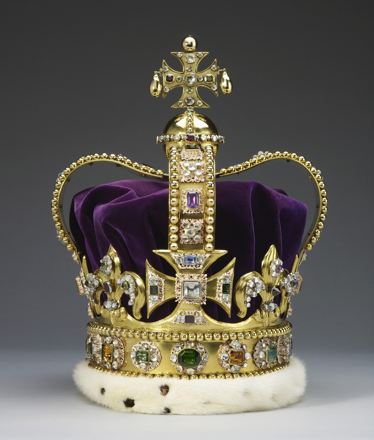 HANDOUT - 03.12.2022, Gro�britannien, London: Undatiertes, vom Buckingham Palast herausgegebenes Handout-Foto der Edwardskrone, die von K�nig Charles II. bei seiner Kr�nung am 6. Mai 2023 getragen wer ...