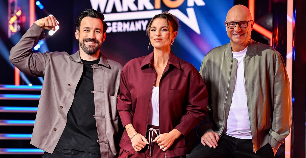 Jan Köppen (l.), Laura Wontorra, Frank &quot;Buschi&quot; Buschmann

+++ Die Verwendung des sendungsbezogenen Materials ist nur mit dem Hinweis und Verlinkung auf RTL+ gestattet. +++
