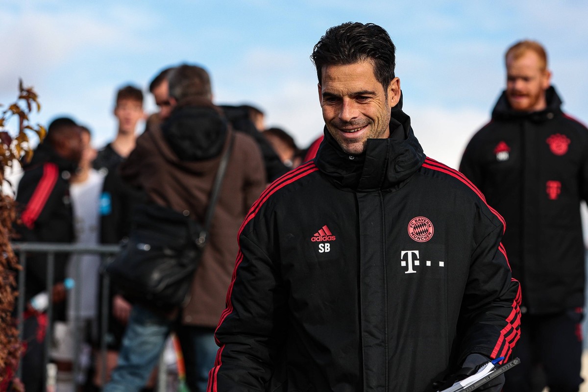 Regionalliga Bayern Tuerkguecue Muenchen - FC Bayern Muenchen II 19.11.2022 Amateure CO-Trainer Stefan BUCK in Aktion *** Regionalliga Bayern Tuerkguecue Muenchen FC Bayern Muenchen II 19 11 2022 amat ...