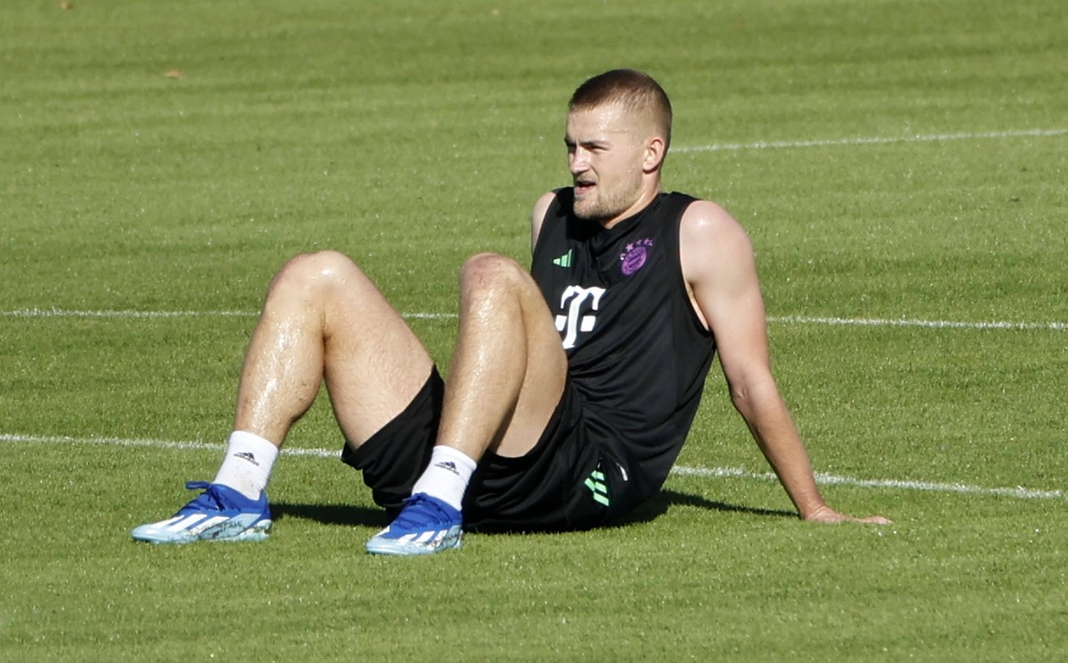 11.10.2023, FC Bayern Training, Saebenerstrasse Muenchen, Fussball, im Bild: Matthijs de Ligt FC Bayern Muenchen *** 11 10 2023, FC Bayern training, Saebenerstrasse Munich, football, sports, in the pi ...