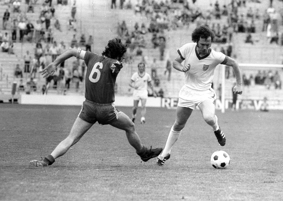 FC Bayern M�nchen - 1. FC Kaiserslautern 6:0 /05.05.1973/ Franz Beckenbauer FCB �berspielt J�rgen Friedrich 1. FC Kaiserslautern, li. *** FC Bayern M�nchen 1 FC Kaiserslautern 6 0 05 05 1973 Franz Bec ...