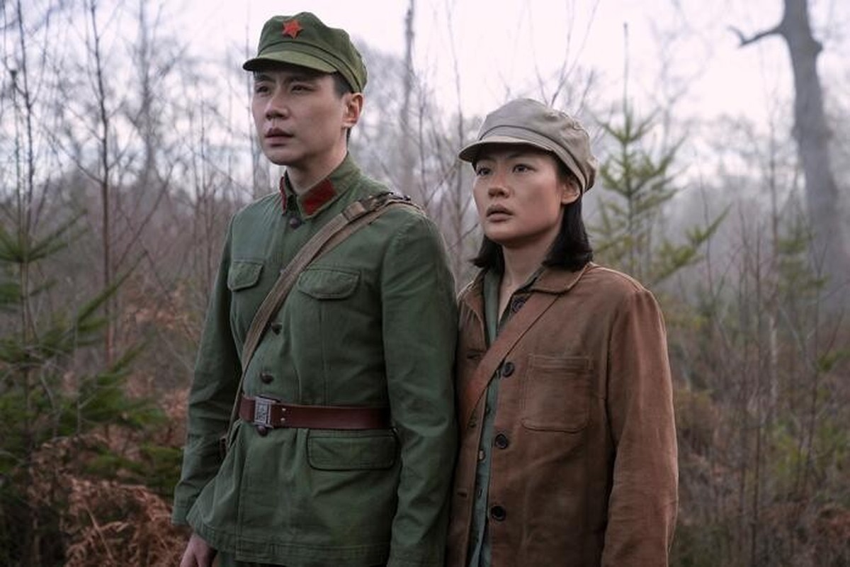 Zine Tseng (r.) spielt Ye Wenjie in "3 Body Problem".