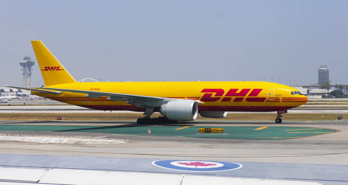 23.06.2022, USA, Los Angeles: Ein DHL-Frachtflugzeug rollt auf dem Lax Flughafen. Foto: Sean Kilpatrick/Canadian Press via ZUMA Press/dpa +++ dpa-Bildfunk +++