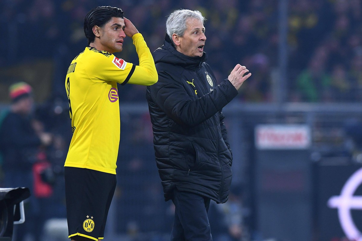 Fu�ball 1. Bundesliga 22. Spieltag Borussia Dortmund - Eintracht Frankfurt am 14.02.2020 im Signal Iduna Park in Dortmund Mahmoud Dahoud Dortmund , links - Lucien Favre Cheftrainer Dortmund , rechts D ...