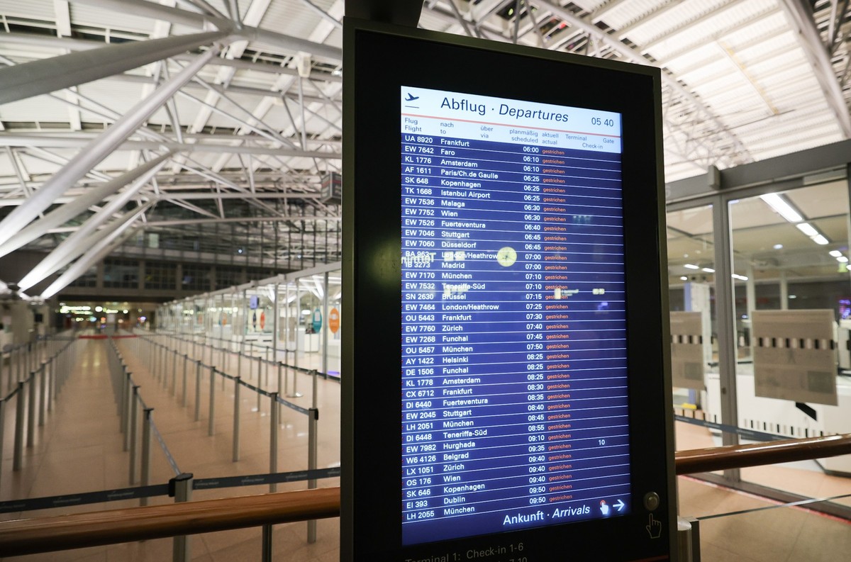 01.02.2024, Hamburg: Auf der Anzeigetafel vor der Sicherheitskontrolle im Flughafen Hamburg sind alle Abfl�ge gestrichen. Die Gewerkschaft Verdi hat die Belegschaften der privaten Sicherheitsunternehm ...
