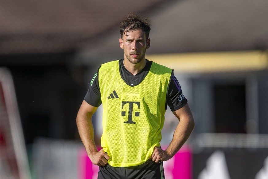 15.07.2023, Bayern, Rottach-Egern: Fußball: Bundesliga, Beginn Trainingslager des FC Bayern München. Münchens Leon Goretzka wartet auf Anweisungen. Foto: David Inderlied/dpa +++ dpa-Bildfunk +++