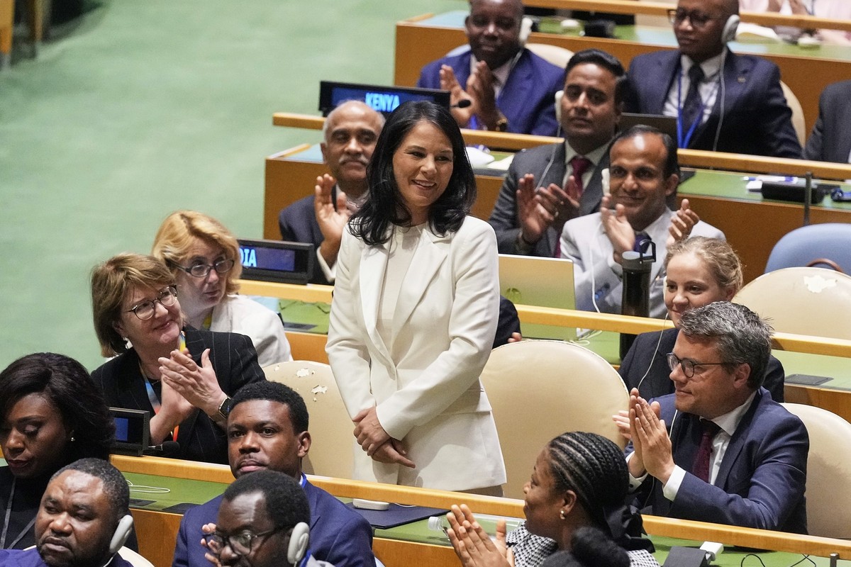 ARCHIV - 02.06.2025, USA, New York: Annalena Baerbock aus Deutschland dankt für den Applaus bei ihrer Wahl zur Präsidentin der 80. Generalversammlung der Vereinten Nationen. (zu dpa: «Baerbock tritt J ...