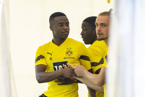 Fu�ball: Trainingslager von Borussia Dortmund, Saison 2022/2023, Tag 6 auf der Sportanlage Ri-Au in Bad Ragaz. Youssoufa Moukoko l begr��t Bradley Fink. *** Soccer training camp of Borussia Dortmund,  ...