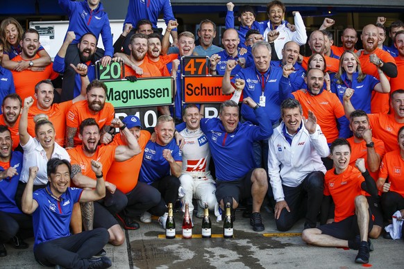 Team Haas feiert nach dem Großbritannien Grand Prix die Plätze Acht (Schumacher) und Zehn (Magnussen).