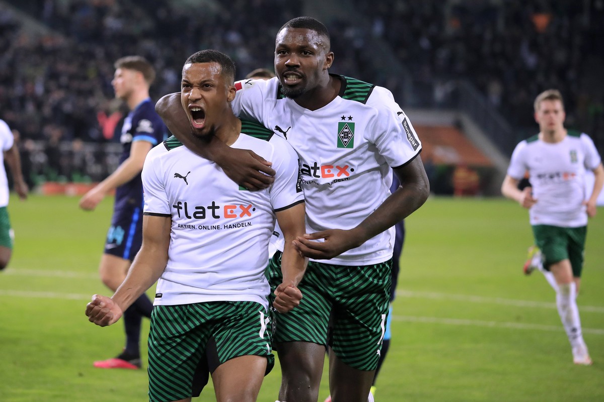 PLEA Alassane Team Borussia Moenchengladbach jubelt nach seinem Tor zum 1 : 0 durch 11m mit THURAM Marcus