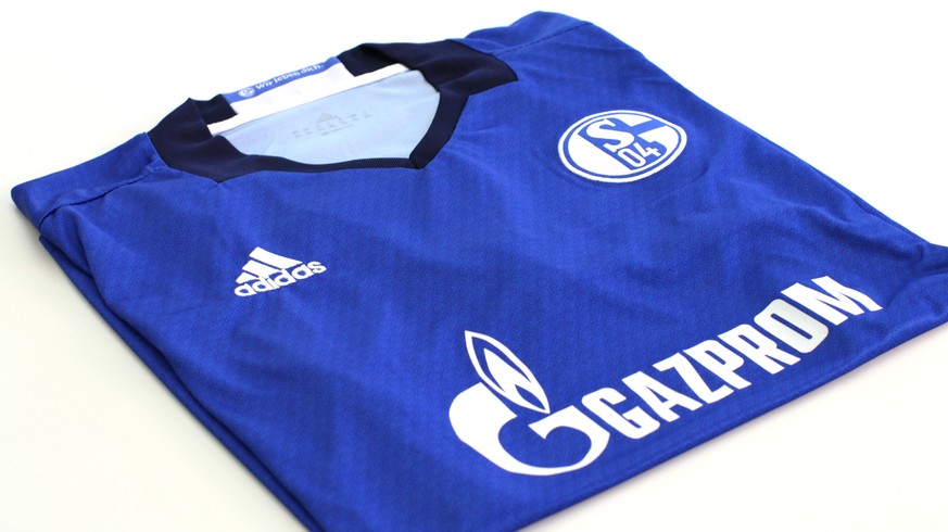 Auch Sonderwünsche versucht Igor zu erfüllen, wie etwa dieses Heimtrikot für einen Schalke-Fan