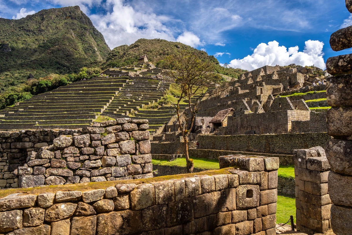Machu Picchu, die legendäre Inkastadt in Peru, liegt inmitten üppig bewachsener Andenberge. Ihre gut erhaltenen Terrassen, Tempel und Steinbauten spiegeln die architektonische Brillanz der Inka-Zivili ...