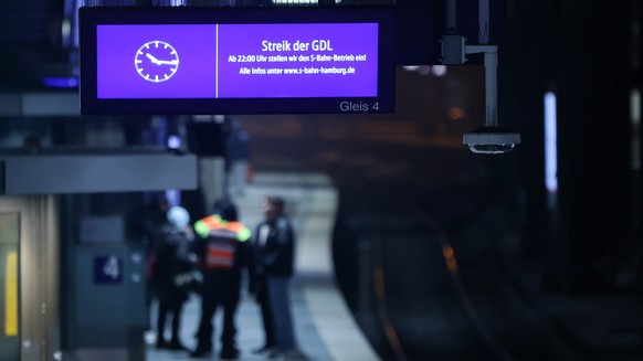 07.12.2023, Hamburg: Auf einer Anzeigentafel an einem S-Bahn-Gleis wird im Hauptbahnhof auf den Streik der GDL hingewiesen. Die Gewerkschaft Deutscher Lokomotivf