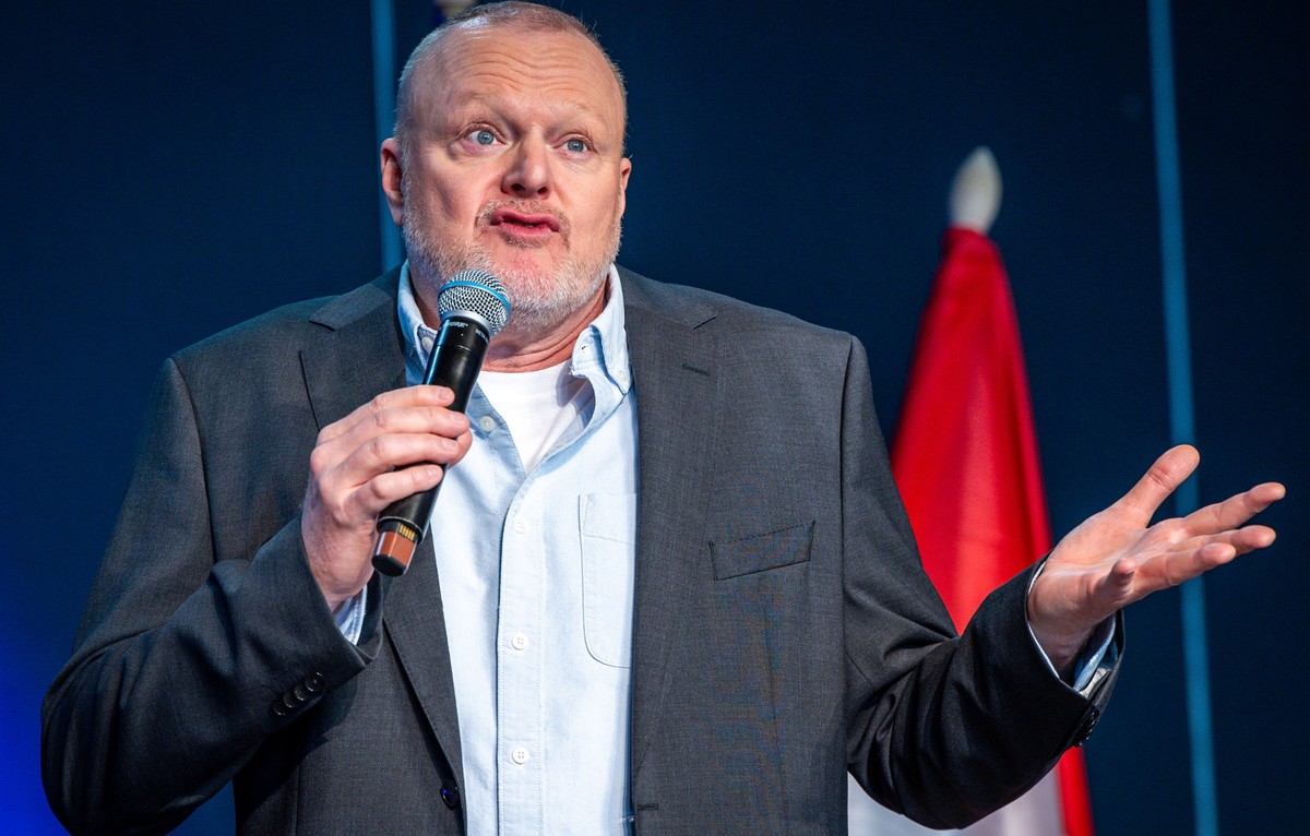 ARCHIV - 13.05.2025, Schweiz, Basel: Entertainer Stefan Raab spricht bei einem Empfang am Rande des Eurovision Song Contest (ESC) 2025 auf der Bühne. Das mit seiner Unterstützung ausgewählte Geschwist ...