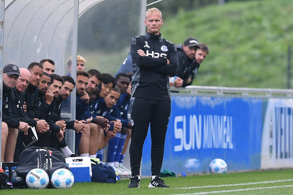 Fu�ball Testspiel FC Schalke 04 - NAC Breda am 04.09.2024 im Parkstadion in Gelsenkirchen Karel Geraerts Trainer / Cheftrainer Schalke *** Soccer test match FC Schalke 04 NAC Breda on 04 09 2024 at th ...