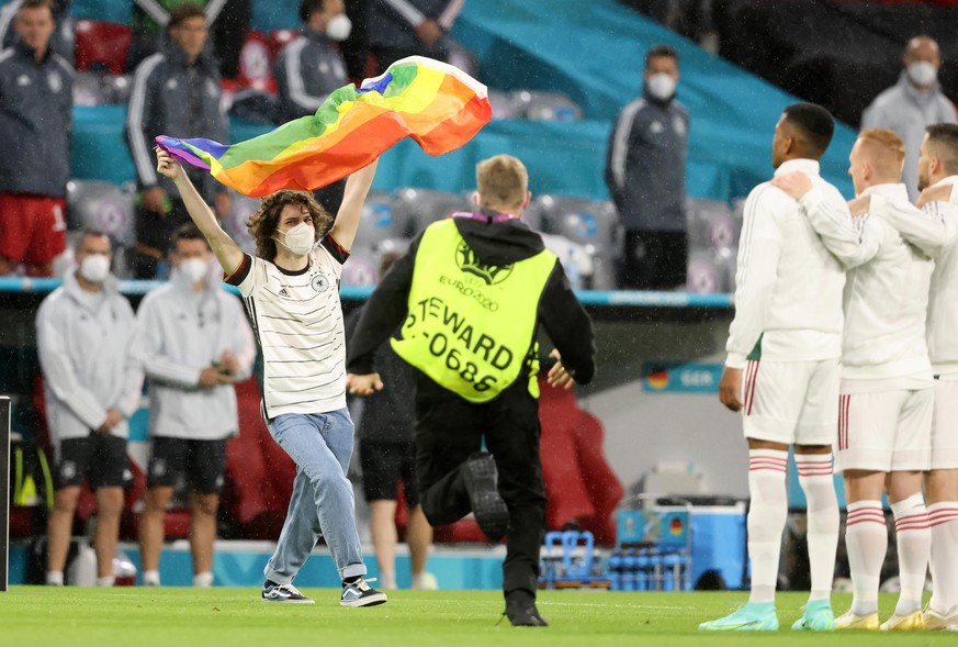 Ein Flitzer mit einer Regenbogenfahne sorgte vor dem EM-Gruppenspiel zwischen Deutschland und Ungarn im Sommer für Aufsehen. 
