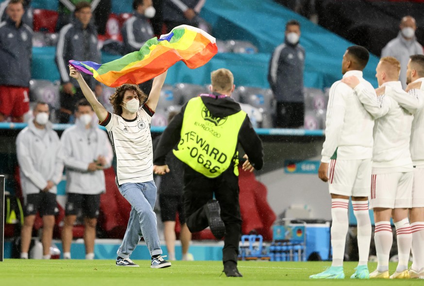 Flitzer mit Regenbogen Fahne läuft auf das Spielfeld wir abgeführt UEFA Euro 2020 in der Münchner Arena Fröttmaning 23.6.202 Fussball Länderspiel Deutschland - Ungarn Germany - Hungary Vorrunde Gruppe ...