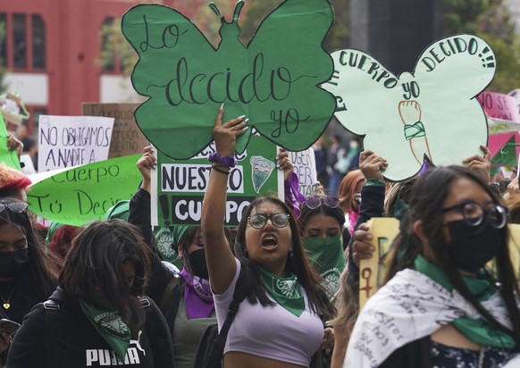 28.09.2022, Mexiko, Mexiko-Stadt: Frauen protestieren am Internationalen Aktionstag f�r das Recht auf sichere Abtreibung. Am 28. September wird weltweit f�r das Recht auf sicheren und legalen Zugang z ...
