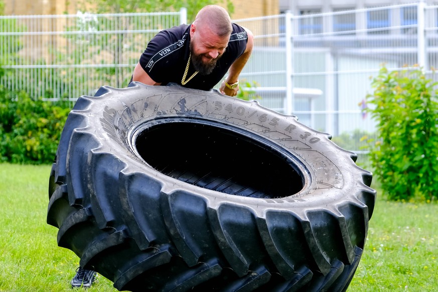 Kollegah bei einer sehr männlichen Beschäftigung.