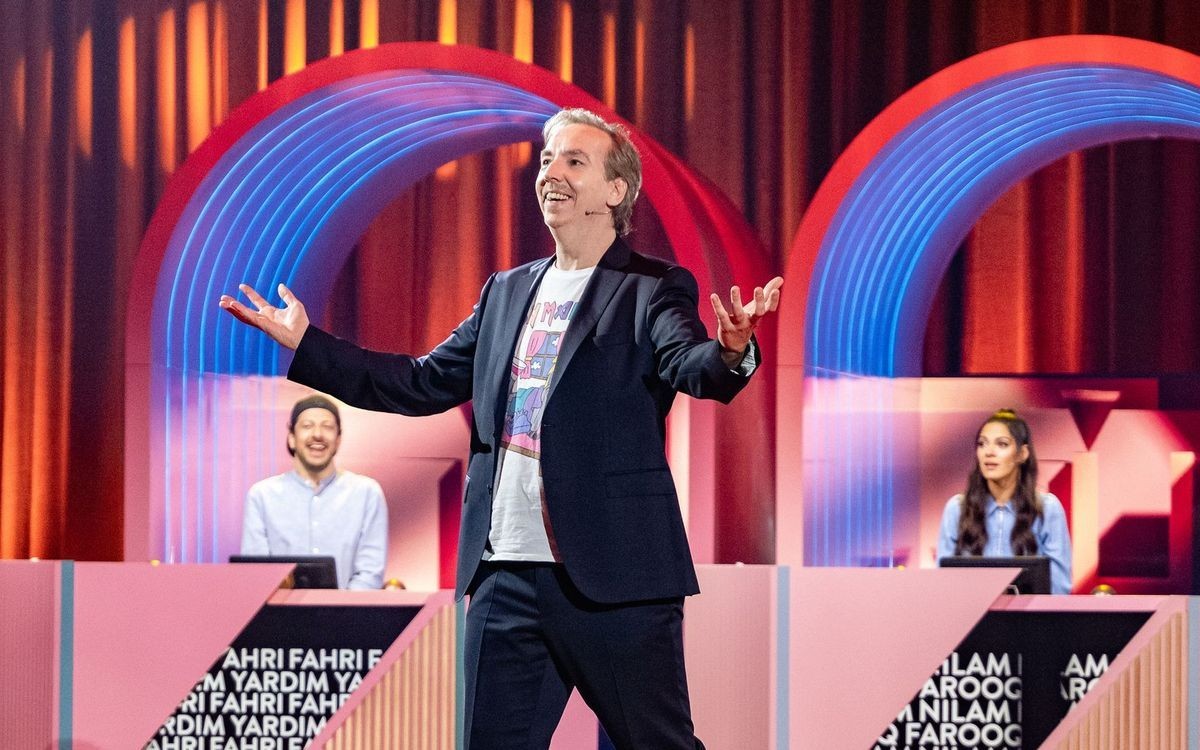 Friede, Freude, kosmischer Klang: Olli Schulz wollte diesmal gar nicht Krawall machen. Er animierte Mitspieler und Publikum zu einer Gruppen-Meditation. Auch schön!