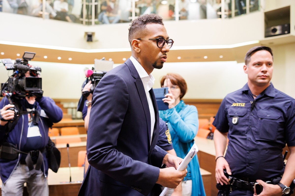 ARCHIV - 14.06.2024, Bayern, München: Jerome Boateng, Profi-Fußballspieler, betritt zu Prozessbeginn einen Gerichtssaal des Landgerichts München. Der ehemalige Fußball-Nationalspieler Boateng muss sic ...