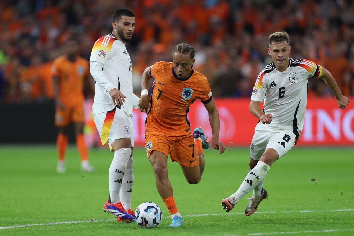 Deniz Undav Deutschland, Xavi Simons Niederlande und Joshua Kimmich Deutschland im Zweikampf waehrend des UEFA Nations League 2024/2025 League A - Gruppe 3 spiels zwischen Niederlande und Deutschland, ...