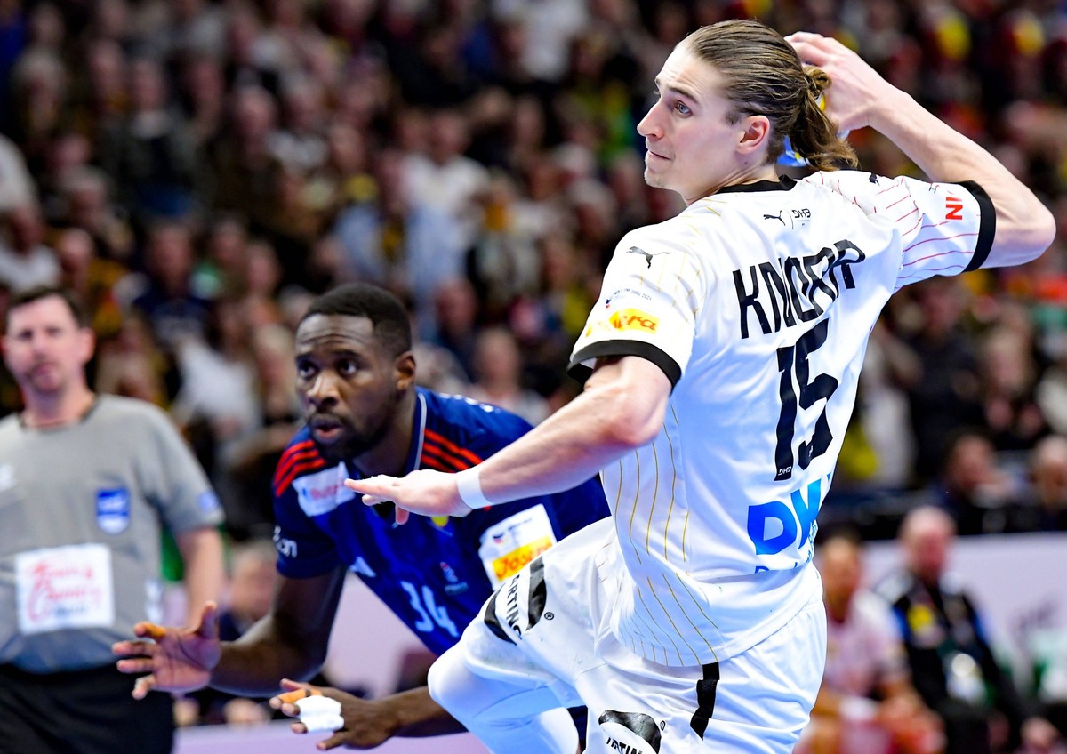 Handball - EHF Handball EM 2024, Frankreich - Deutschland 16.01.2024, xdanx, Handball - EHF Handball EM 2024, Frankreich - Deutschland v.l. Karl Konan France 34,Juri Knorr Germany 15,setzt zum Sprungw ...