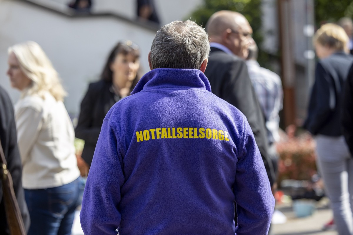 25.08.2024, Nordrhein-Westfalen, Solingen: Ein Notfallseelsorger steht in der Nähe der evangelischen Stadtkirche, wo Blumen und Kerzen abgelegt werden. Am Freitagabend hatte ein Angreifer auf der 650- ...
