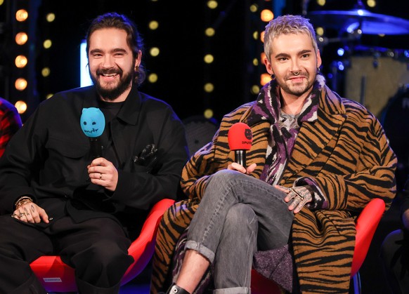 16.12.2020, Sachsen-Anhalt, Halle: Tom (l) und Bill Kaulitz von der Band Tokio Hotel sitzen w