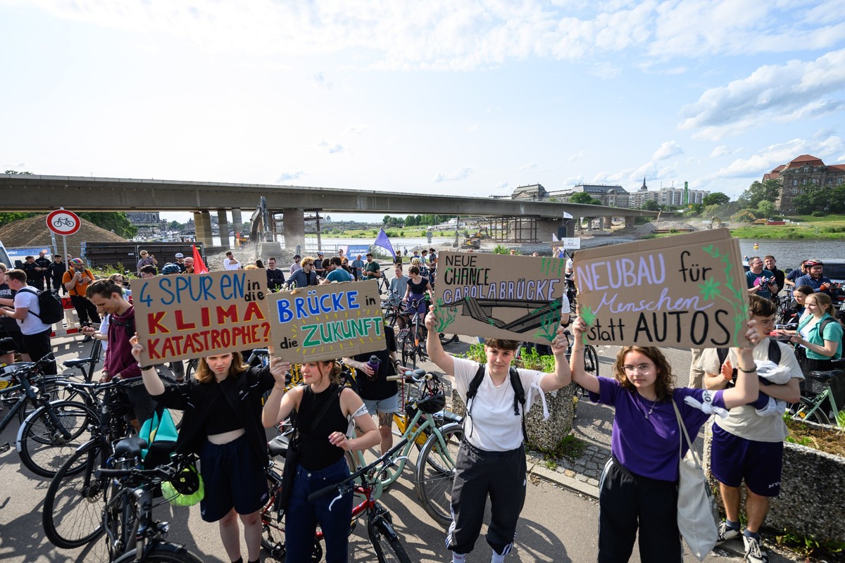 05.06.2025, Sachsen, Dresden: Teilnehmerinnen einer Demonstration von &quot;Fridays for Future&quot; und einem zivilgesellschaftlichen B