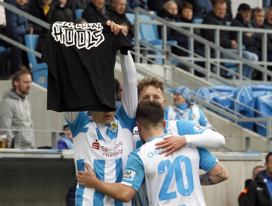 Daniel Frahn (l.) hält ein "Support your local Hools"-Shirt hoch.