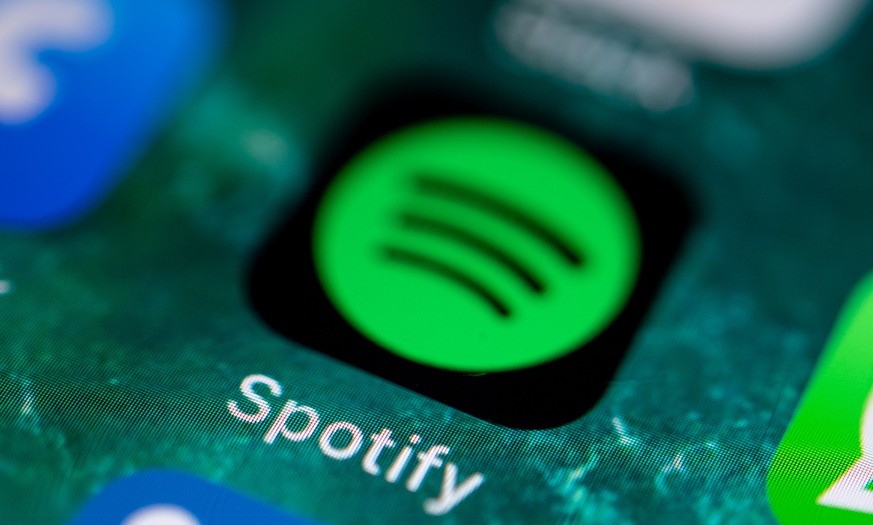ARCHIV - 21.06.2019, Stuttgart: Die App des Musikdienstes Spotify wird auf dem Display eines iPhone angezeigt. (zu dpa &quot;Spotify: Zahl der K
