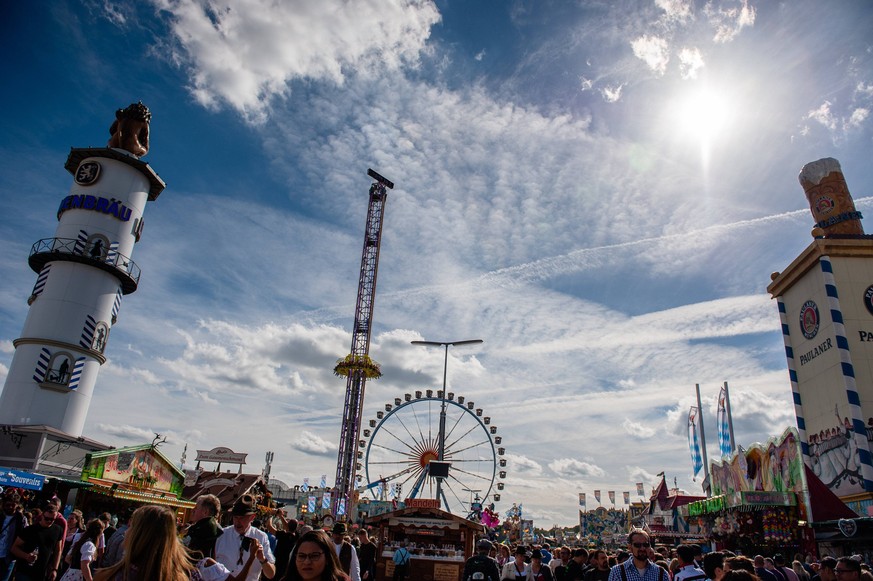 September 22, 2018 - Munich, Spain - Thousands of visitors rush onto the festival area after the official entrance opening to get the best places on the first day of the 2018 Oktoberfest in Munich, Ge ...