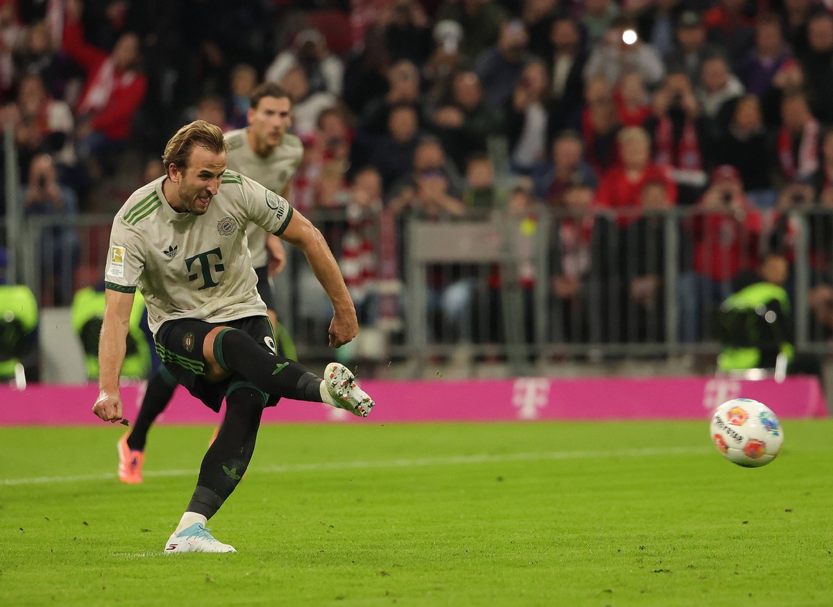 250927 -- MUNICH, Sept. 27, 2025 -- Harry Kane front of Bayern Munich scores a penalty kick during the German first division Bundesliga football match between Bayern Munich and SV Werder Bremen in Mun ...