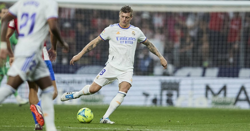 Spanien, Madrid, 08.05.2022, Estadio Wanda Metropolitano, Atletico Madrid v Real Madrid - LaLiga Santander - Matchday 35, Toni Kroos Real Madrid CF controls the ball - Photo EU-Images Madrid Estadio W ...