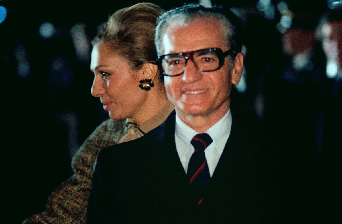 November 16, 1977 - Washington, DC, United States of America - Shah of Iran Mohammed Reza Pahlavi and his daughter Princess Farah prepare to depart from Andrews Air Force Base after a visit to the Uni ...