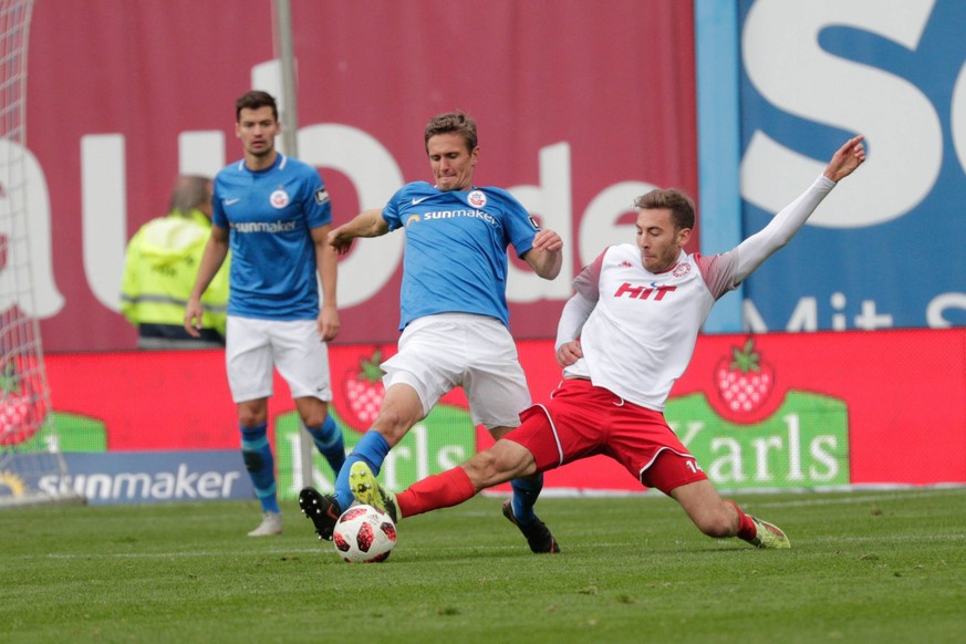 Auf dem Rasen in Rostock ging es am Samstag sportlich zu: Rostocks Bülows versucht gegen den Kölner Eberwein den Ball zu behaupten.&nbsp;