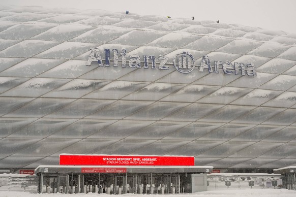 Allianz Arena, verschneit, an den Eing�ngen der Hinweis, Stadion gesperrt. Spiel abgesagt., FC Bayern Muenchen vs. 1. FC Union Berlin, Fussball, Bundesliga, 13. Spieltag, 02.12.2023 DFB regulations pr ...