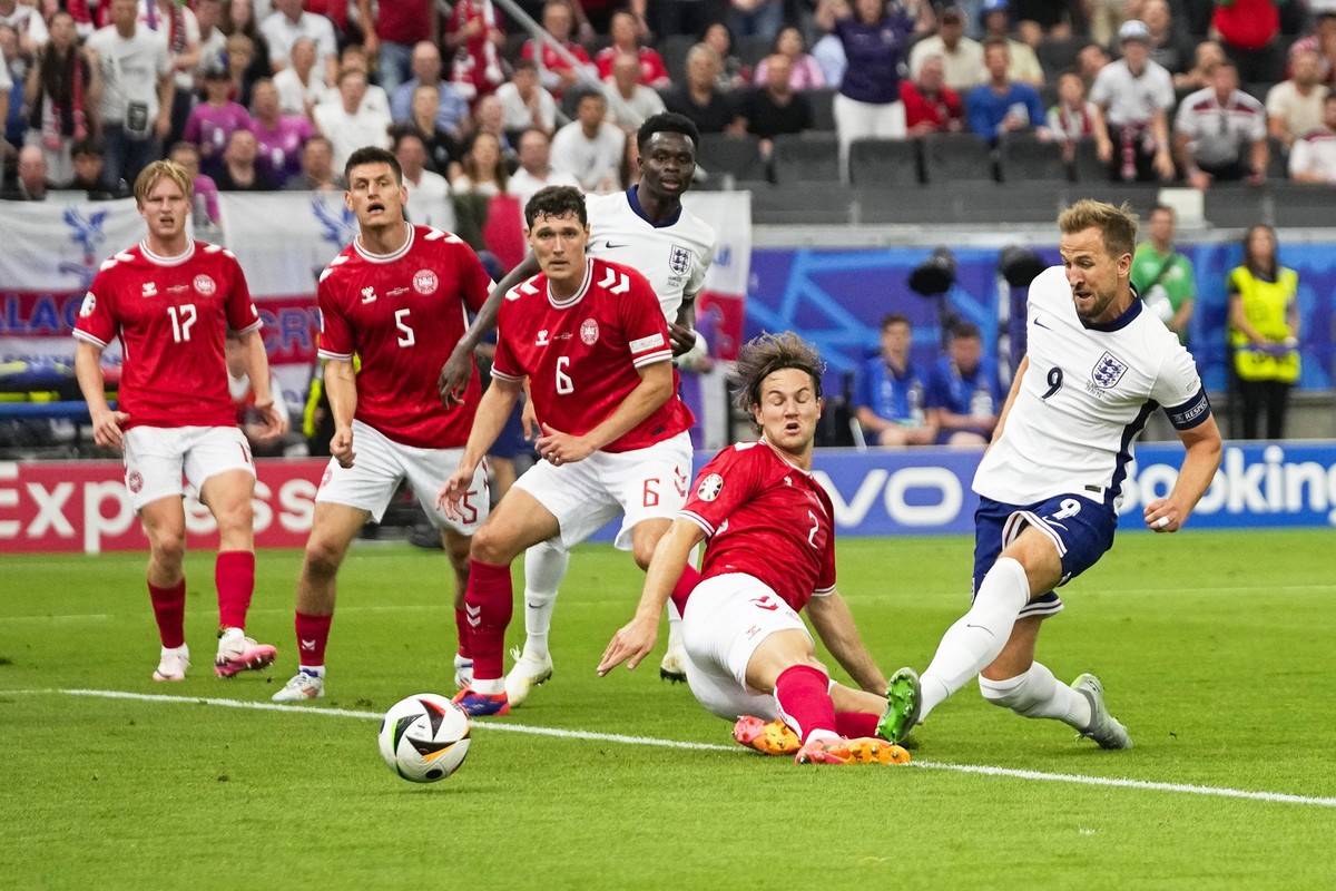 20.06.2024, Hessen, Frankfurt/Main: Fußball, UEFA Euro 2024, EM, Dänemark - England, Vorrunde, Gruppe C, Spieltag 2, Frankfurt Arena, Englands Harry Kane (r) erzielt den Treffer zum 1:0. Foto: Themba  ...