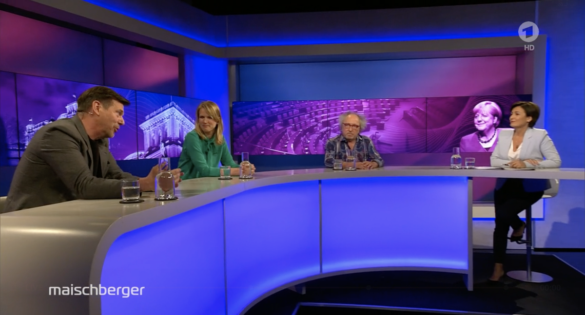 Sandra Maischberger (re.) und ihre Kommentatoren Gregor Peter Schmitz, Julie Kurz und Urban Priol (von links).
