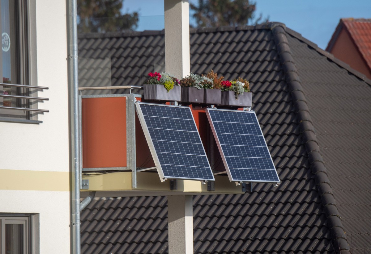 07.11.2022, Mecklenburg-Vorpommern, Stralsund: Solarmodule für ein sogenanntes Balkonkraftwerk hängen an einem Balkon. Ab Dienstag können Bürger in Mecklenburg-Vorpommern Anträge auf Förderung von sog ...