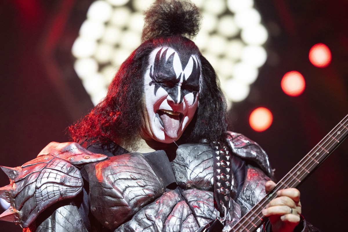 ARCHIV - 02.07.2023, Nordrhein-Westfalen, Köln: Gene Simmons, Sänger und Bassist, von der US-amerikanischen Band Kiss steht bei einem Konzert in Köln in der Lanxess Arena auf der Bühne. (zu dpa: «Gene ...