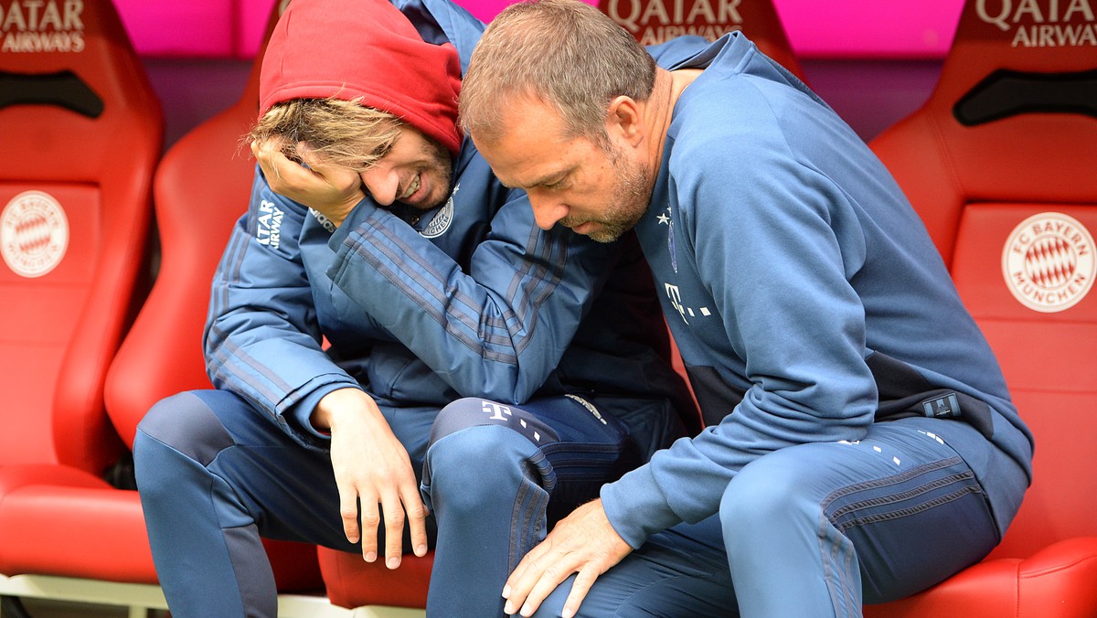 05.10.2019, xemx, Fussball 1.Bundesliga, FC Bayern Muenchen - TSG 1899 Hoffenheim emspor, v.l. Javi Martinez FC Bayern Muenchen 8 und Co-Trainer Hansi Flick FC Bayern Muenchen nachdenklich, gruebelnd  ...