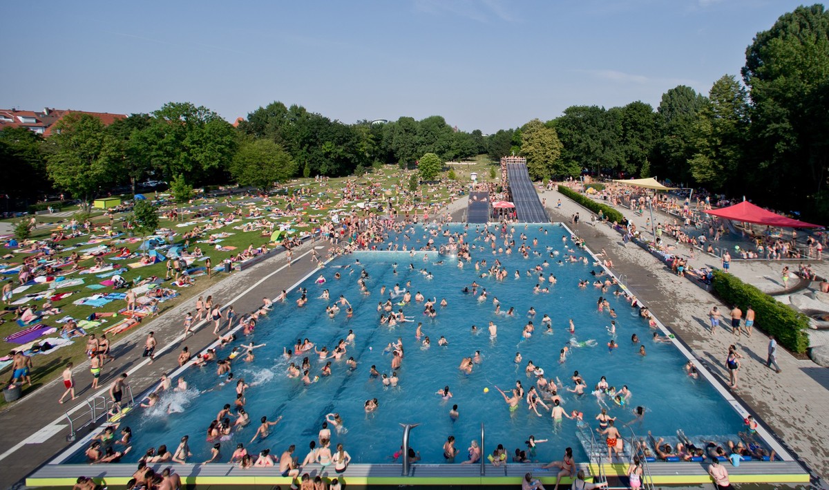 ARCHIV - 03.07.2015, Bayern, N�rnberg: Badeg�ste tummeln sich in einem Freibad. (zu dpa: �G�ste verpr�geln Bademeister und fl�chten�) Foto: Daniel Karmann/dpa +++ dpa-Bildfunk +++