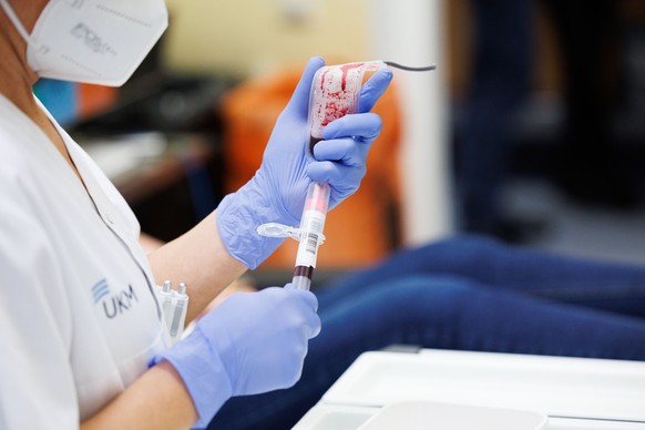 February 2nd, 2023, North Rhine-Westphalia, Münster: A nurse takes a blood sample from a blood donation at the University Hospital Münster (UKM).  Photo: Friso Gentsch/dpa +++ dpa picture radio +++